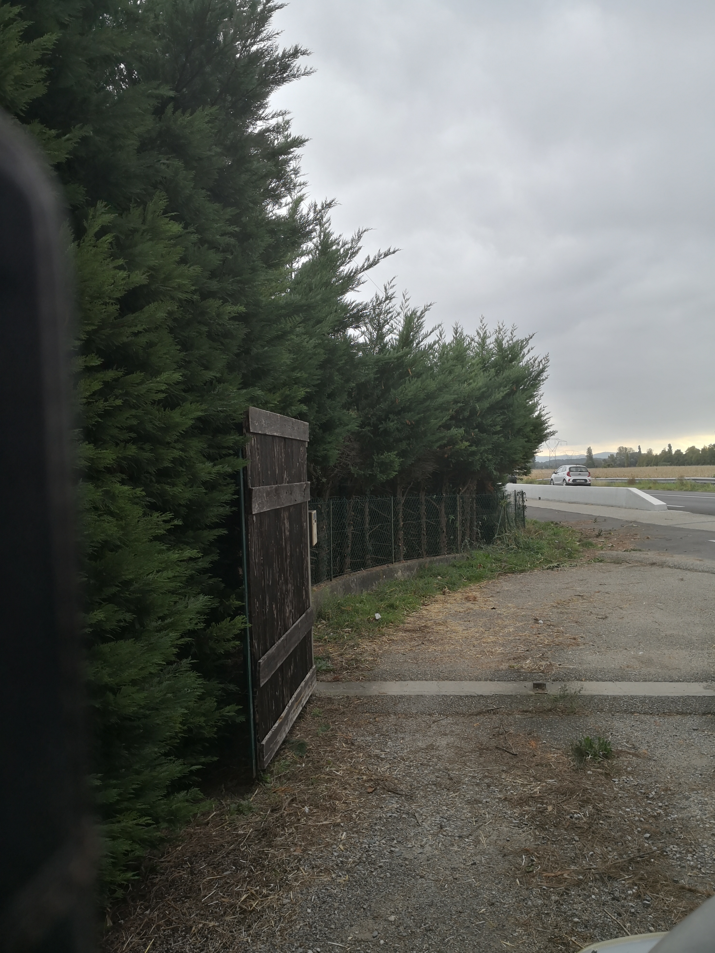 haie extérieure à l'Antre Des Vices, vos gites BDSM proche de Valence